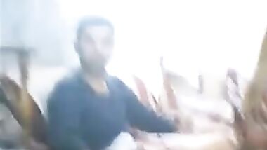 واحد فى بوقها و التانى فى كسها البت مش قادرة