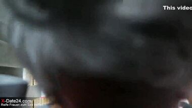 بيغريها بالمال ويخليها تمصلوه وينزل لبنه على بزازها الجامدين