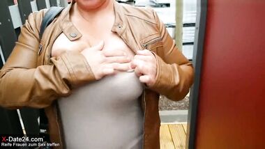 بيغريها بالمال ويخليها تمصلوه وينزل لبنه على بزازها الجامدين