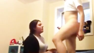 ام تعلم ابنها وتمص له قضيبه الكبير