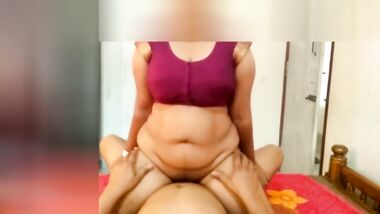 شرموطة متختخة قاعدة على زبرة تهيجو على الاخر وخلته نتر لبنه على بزازها