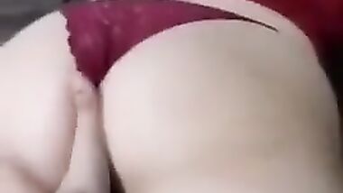 بيقفش في جسمها ويلعبلها في كسها  من تحت الكلوت