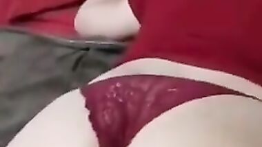 بيقفش في جسمها ويلعبلها في كسها  من تحت الكلوت