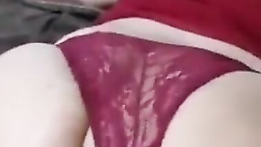 بيقفش في جسمها ويلعبلها في كسها  من تحت الكلوت