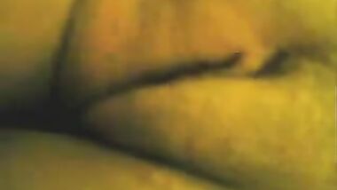 شرموطة خليجية تتصور وهي ماسكة التاب ويلعب في كسها