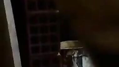 تصوير خفي لشرموطة بتتناك بعنف وهي مش واخده بالها