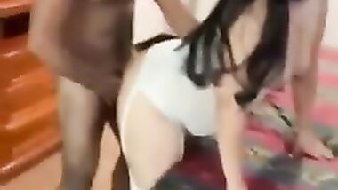 شرموطة لابسة طقم ابيض و ماسك تتناك باحترافية