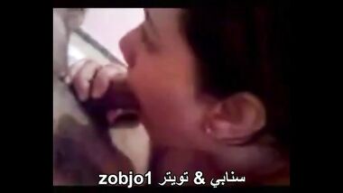 شرموطة مصرية يصورها صاحبها ويخليها تقول كلام وراه و تتغزل فيه وتمص زبه