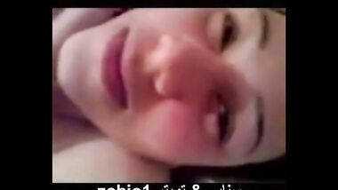 شرموطة مصرية يصورها صاحبها ويخليها تقول كلام وراه و تتغزل فيه وتمص زبه