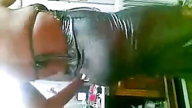 رقص شرقى جنسى ومثير فى قوضه النوم بقميص النوم