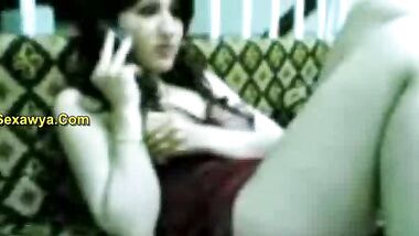 مزة بجسم ابيض يهبل وبزاز ملبن بتكلم حبيبها فى الموبيل واحلى تفريش