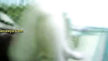 مزة بجسم ابيض يهبل وبزاز ملبن بتكلم حبيبها فى الموبيل واحلى تفريش