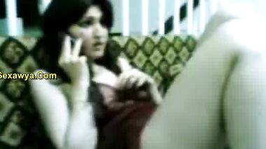 مزة بجسم ابيض يهبل وبزاز ملبن بتكلم حبيبها فى الموبيل واحلى تفريش