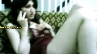 مزة بجسم ابيض يهبل وبزاز ملبن بتكلم حبيبها فى الموبيل واحلى تفريش