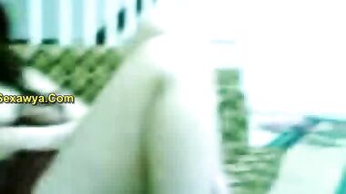 مزة بجسم ابيض يهبل وبزاز ملبن بتكلم حبيبها فى الموبيل واحلى تفريش