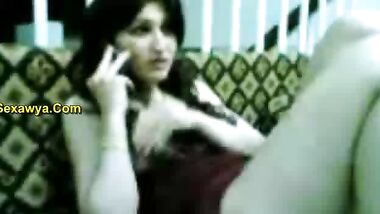 مزة بجسم ابيض يهبل وبزاز ملبن بتكلم حبيبها فى الموبيل واحلى تفريش