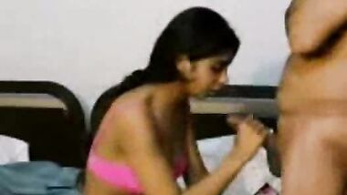 مزه جميله مكسوفه تمسك زبره تلحسه ويكيفها تفريش ولعب جامده اوى