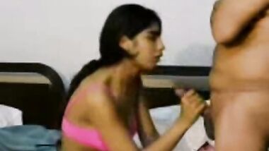 مزه جميله مكسوفه تمسك زبره تلحسه ويكيفها تفريش ولعب جامده اوى